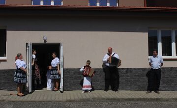 FOTO:Máj už stojí! V obciach Banskobystrického kraja ožíva jarná tradícia