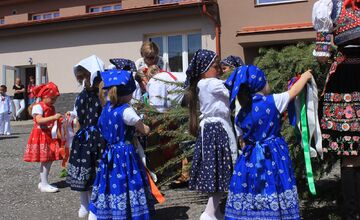 FOTO:Máj už stojí! V obciach Banskobystrického kraja ožíva jarná tradícia