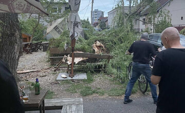 FOTO: Ikonický Hostinec Pod Vŕbou v Zvolene prišiel o svoju vŕbu