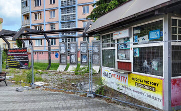 FOTO: Bystričanov straší zanedbaná plocha pri zastávke na Námestí slobody