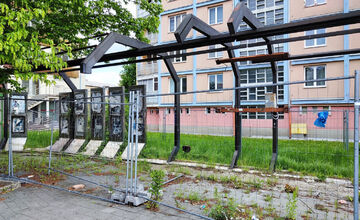 FOTO: Bystričanov straší zanedbaná plocha pri zastávke na Námestí slobody