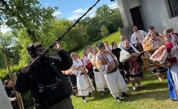 FOTO: Do Očovej zavítal Slovenský deň kroja. Kde všade nakrúcali?