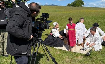 FOTO: Do Očovej zavítal Slovenský deň kroja. Kde všade nakrúcali?