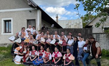 FOTO: Do Očovej zavítal Slovenský deň kroja. Kde všade nakrúcali?