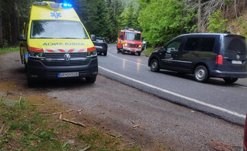 FOTO: Na Čertovici skončilo auto prevrátené na streche mimo cesty