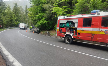 FOTO: Na Čertovici skončilo auto prevrátené na streche mimo cesty