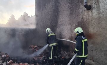 FOTO: Fiľakovskí dobrovoľní hasiči zasahovali pri požiari strechy miestneho rodinného domu
