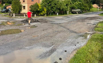 FOTO: Podpoľanie zasiahla intenzívna búrka, v Hrochoti ulice zatopila voda
