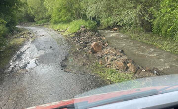 FOTO: Podpoľanie zasiahla intenzívna búrka, v Hrochoti ulice zatopila voda