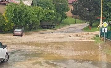 FOTO: Podpoľanie zasiahla intenzívna búrka, v Hrochoti ulice zatopila voda