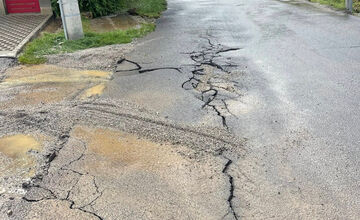 FOTO: Podpoľanie zasiahla intenzívna búrka, v Hrochoti ulice zatopila voda
