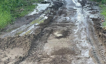FOTO: Podpoľanie zasiahla intenzívna búrka, v Hrochoti ulice zatopila voda