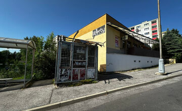 FOTO: Z Banskej Bystrice postupne zmiznú staré trafiky, ktoré špatia mesto