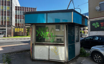 FOTO: Z Banskej Bystrice postupne zmiznú staré trafiky, ktoré špatia mesto