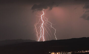 FOTO: Nad Zvolenom aj Bystricou sa blýskalo, pozrite si jedinečné zábery