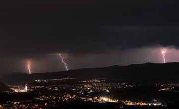 FOTO: Nad Zvolenom aj Bystricou sa blýskalo, pozrite si jedinečné zábery