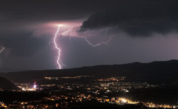FOTO: Nad Zvolenom aj Bystricou sa blýskalo, pozrite si jedinečné zábery