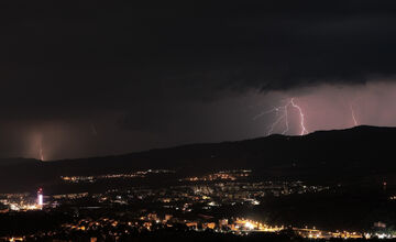 FOTO: Nad Zvolenom aj Bystricou sa blýskalo, pozrite si jedinečné zábery
