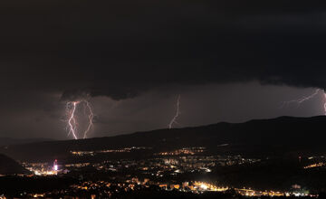 FOTO: Nad Zvolenom aj Bystricou sa blýskalo, pozrite si jedinečné zábery