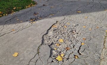 FOTO: Oprava chodníka na zvolenskom sídlisku