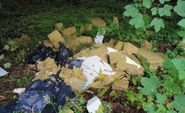 FOTO: Čierna skládka v okolí Sásovej