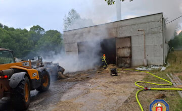 FOTO: V obci pri Zvolene horela hala plná sena, 450 balíkov hasilo až 30 hasičov