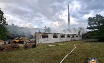 FOTO: V obci pri Zvolene horela hala plná sena, 450 balíkov hasilo až 30 hasičov