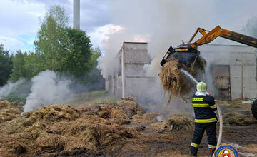 FOTO: V obci pri Zvolene horela hala plná sena, 450 balíkov hasilo až 30 hasičov