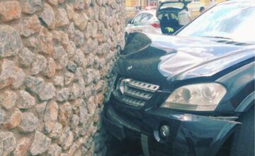 FOTO: Vodič v Brezne nafúkal 3 promile a skončil v plote domu