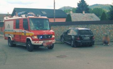 FOTO: Vodič v Brezne nafúkal 3 promile a skončil v plote domu