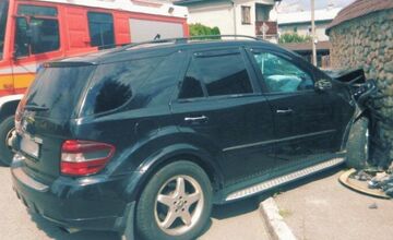 FOTO: Vodič v Brezne nafúkal 3 promile a skončil v plote domu