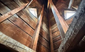 FOTO: Sásovská zvonica sa rozpadá