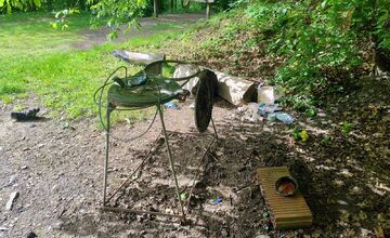 FOTO: Z tajchu zmizli smetné koše aj lavičky