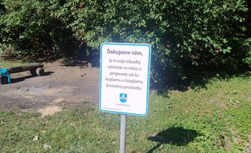 FOTO: Z tajchu zmizli smetné koše aj lavičky