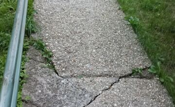 FOTO: Stav chodníka v Sásovej