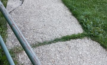 FOTO: Stav chodníka v Sásovej