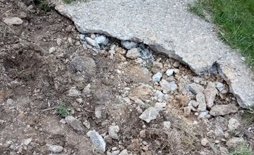 FOTO: Stav chodníka v Sásovej