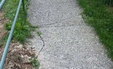 FOTO: Stav chodníka v Sásovej