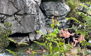FOTO: Cudzinci sa kúpali v Tatrách. Opäť v tom istom potoku ako Tabáková
