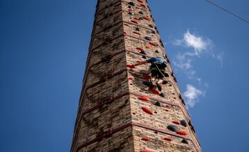 FOTO: V Utekáči otvorili lezeckú stenu na komíne