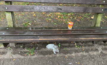 FOTO: Lavičky v mestskom parku sú špinavé a dolámané, sťažujú sa Bystričania