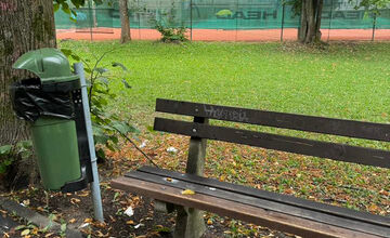 FOTO: Lavičky v mestskom parku sú špinavé a dolámané, sťažujú sa Bystričania