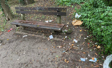 FOTO: Lavičky v mestskom parku sú špinavé a dolámané, sťažujú sa Bystričania