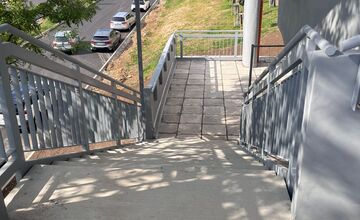 FOTO: Obnova schodiska v Sásovej