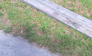 FOTO: Zničené lavičky a koše v parku na Zlatom potoku