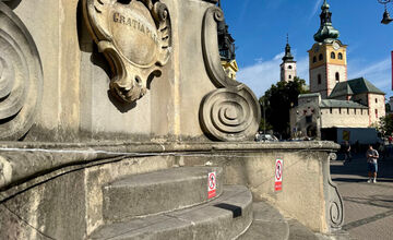FOTO: Banská Bystrica venuje pozornosť Mariánskemu stĺpu na Námestí SNP 