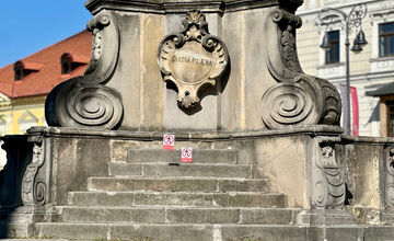 FOTO: Banská Bystrica venuje pozornosť Mariánskemu stĺpu na Námestí SNP 