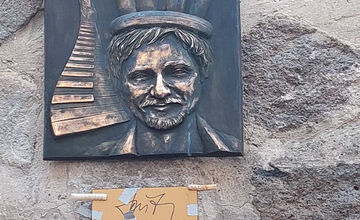 FOTO: Dano Heriban má v Kremnici svoj reliéf, odhalili ho hereckí kolegovia