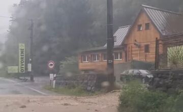 FOTO: Vo Zvolene zaplavilo cesty, kanalizácia to nezvláda 