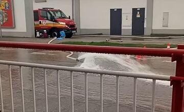 FOTO: Vo Zvolene zaplavilo cesty, kanalizácia to nezvláda 